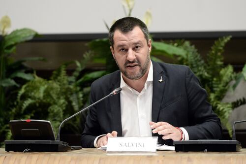 Salvini risponde a Baglioni sui migranti: "Canta che ti passa"