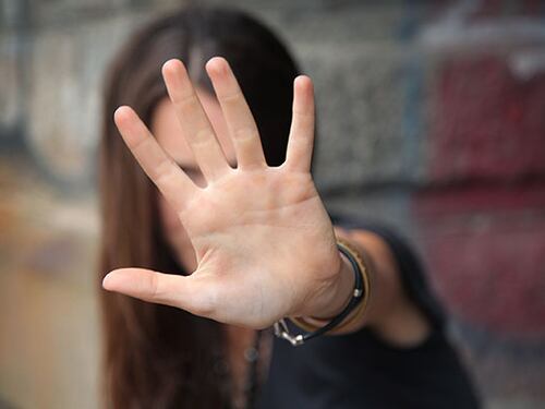 Violenta la figlia per 5 anni, militare sospeso