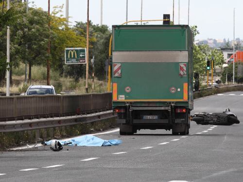 Incidente scooter-autocarro. Motociclista muore sull'asfalto