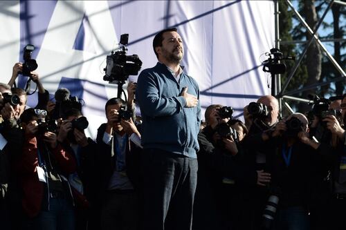 Salvini conquista piazza del Popolo: "Datemi il mandato per trattare con l'Ue"