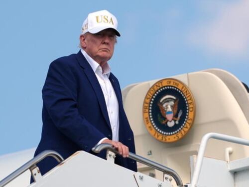 Trump, la minaccia di un attentato e la "fuga" dall'Air Force One con il camion del catering: il retroscena