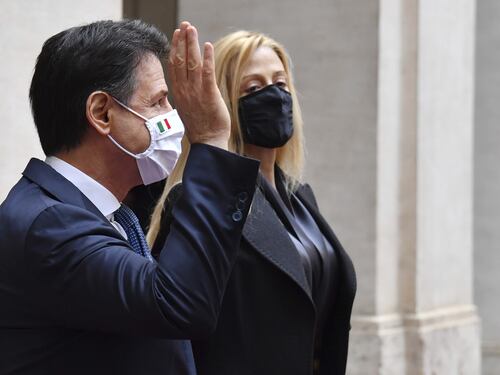 Cortina, Giuseppe Conte e la foto della fidanzata Olivia che lo manda al tappeto