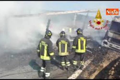 Scontro tra auto e camion. Due morti sull'autostrada