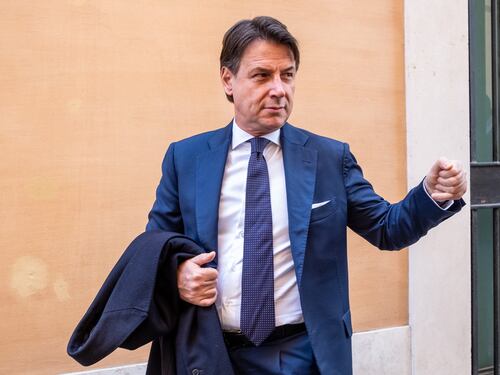 Canosa, maestra porta gli alunni in gita al comizio di Giuseppe Conte. Furia di Italia viva