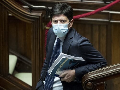 Il Dpcm sulle zone rosse spacca governo e Regioni. Il ministro Speranza: "Governatori ignorano gravità"