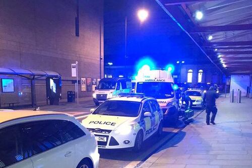 Grida "Allah" e accoltella tre persone. Terrore a Manchester
