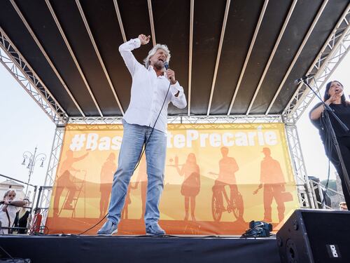 M5S, Beppe Grillo provoca ancora: uomo “d’assalto” con il passamontagna