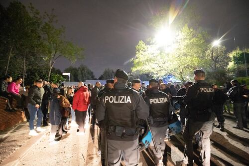 Auto in fiamme e cassonetti bruciati. Guerra contro i Rom: "Morite di fame"