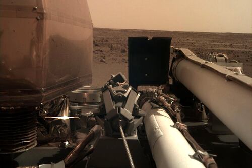 Ecco il primo "selfie" da Marte: InSight comincia a esplorare