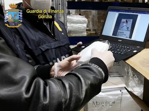 Mascherine pericolose, perquisiti gli uffici di Arcuri