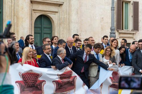 Tagliapoltrone galeotto. Il flash mob spacca il M5s