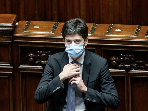 Vaccino, Roberto Speranza vuole la terza dose per tutti. No ai tamponi gratuiti
