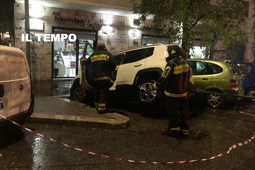 Cede l'asfalto e il suv finisce in buca