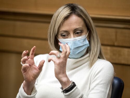 Giorgia Meloni cresce ancora e fa paura. La sinistra si difende offendendola