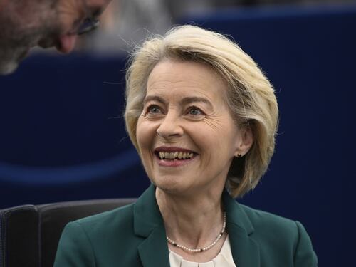 Ue, von der Leyen la scampa e supera il voto di sfiducia. Ma la sua maggioranza è debole