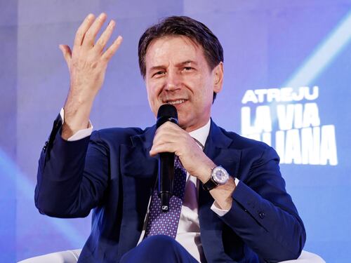 M5S, Conte torna grillino e protesta per gli aumenti agli stipendi dei ministri