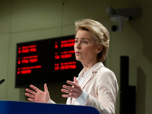 Coronavirus Italia, la Ue ci lascia soli. Von der Leyen è la peggiore nemica dell'Italia