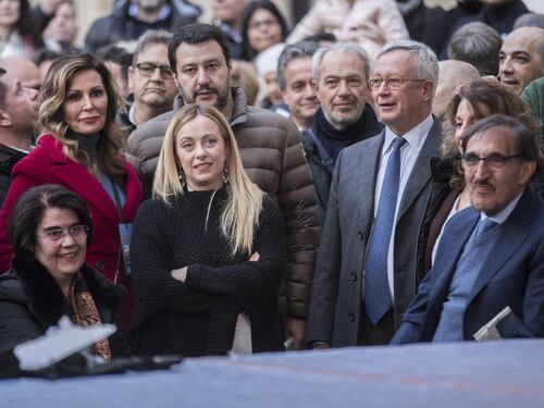 La piazza di Giorgia "espelle" Brunetta