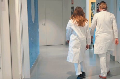 Migranti, dai certificati sospetti alle intercettazioni: ecco gli otto medici “anti-rimpatrio”