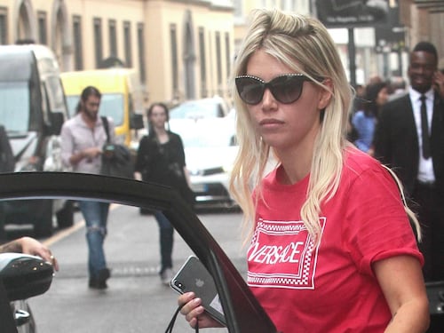 Wanda Nara irriconoscibile, shopping "senza filtri" a Milano