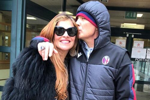 Sinisa Mihajlovic lascia l'ospedale. Ecco il bacio alla moglie Arianna
