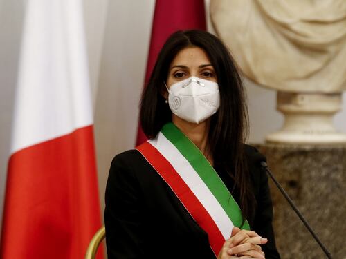 Roma, vendetta social dopo il sonetto di Beppe Grillo: le valigie della Raggi pronte senza dillo