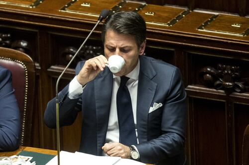 A Conte restano solo due voti di margine