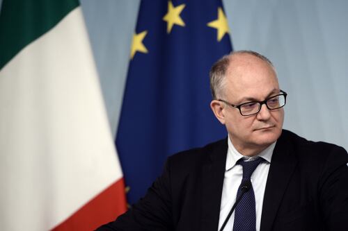Il ministro Gualtieri si fa il tabaccaio al ministero