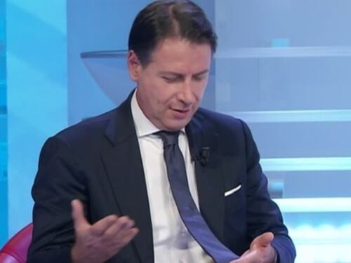 L'Aria Che Tira, Giuseppe Conte rivela la telefonata con Di Battista ma svicola sul caso Raggi