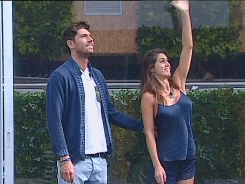 Grande Fratello Vip, l'amore dei fan per Cecilia e Moser vola sugli striscioni