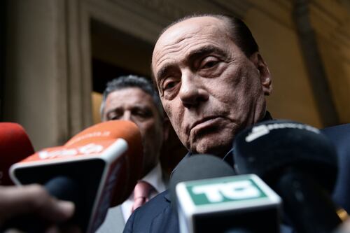 Berlusconi apre al Congresso e congela i contrasti in FI