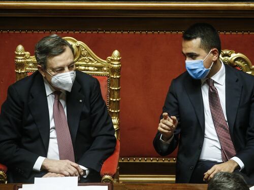 Lavoratori discriminati dall’obbligo. Draghi per paura del M5s non toglie soldi ai no-vax con il reddito di cittadinanza