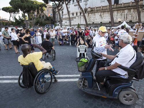 I Cinque stelle tagliano i fondi per i disabili. La protesta unisce Fdi e Pd