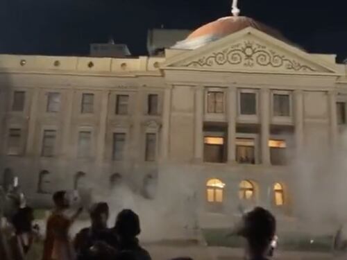 Sentenza sull'aborto, a Phoenix parte l'assalto al Senato e la polizia risponde con i lacrimogeni