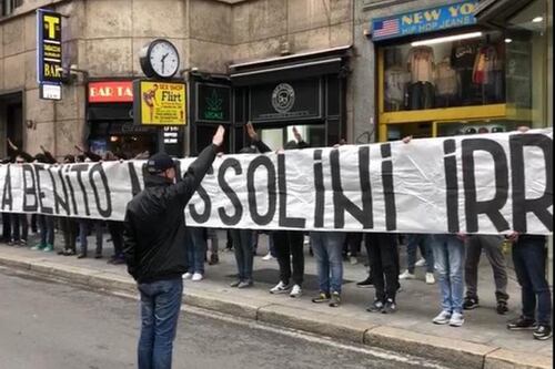 "Onore a Mussolini", ultrà della Lazio infiammano il 25 aprile