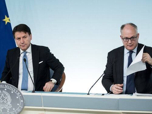 Giù consumi, investimenti a picco. Via libera al Def più disastroso della storia