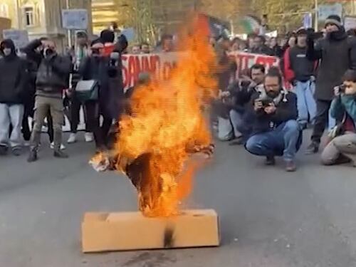 Torino, corteo choc: Valditara a testa in giù e il gesto della P38. E la sinistra tace