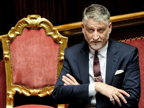 Spano, Giuli enigmatico dopo le dimissioni: “L’apparenza inganna”