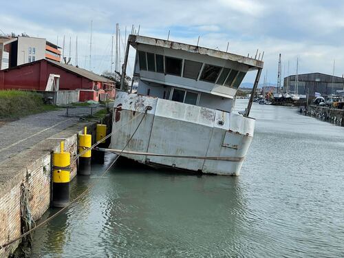 "Quel barcone è pericoloso", a Fiumicino tutti contro la Regione