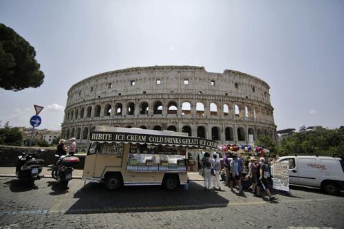 "Camion bar via dai monumenti". E la Raggi ringrazia Marino