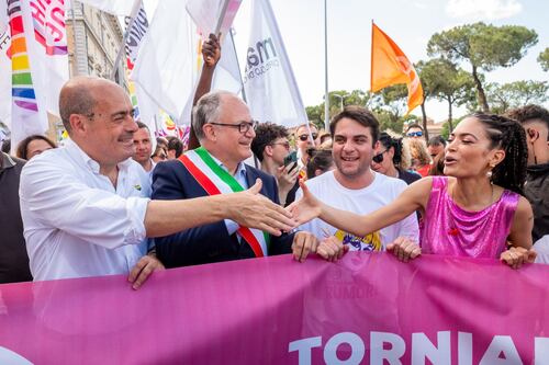Il gay pride di Roma diventa un corteo anti-governo. La Regione Lazio: via il patrocinio