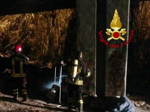 Va a fuoco una baracca a via Isacco Newton, un morto carbonizzato