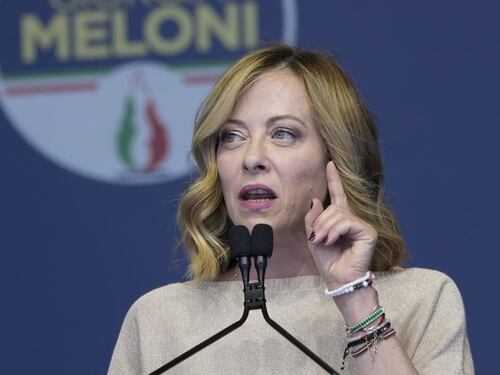 Giorgia Meloni, la domanda che inchioda Elly Schlein: "Non scappi e risponda"