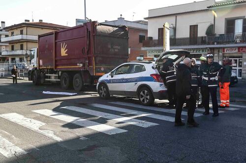 Mezzo dell'Ama travolge e uccide anziano sulle strisce pedonali