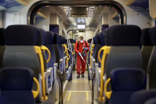 Treni pieni, stop al distanziamento sull'Alta Velocità. Scienziati in rivolta