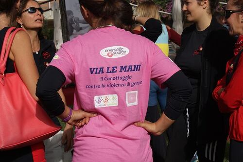 Regata di canottaggio contro la violenza di genere