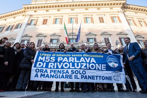 Altro che democratici: così Conte fa indigestione di fiducie