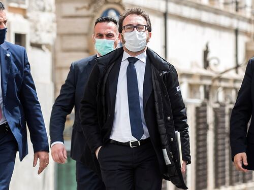 Conte trema davvero, Pd e M5s minacciano i renziani: "Se votate contro Bonafede è crisi"