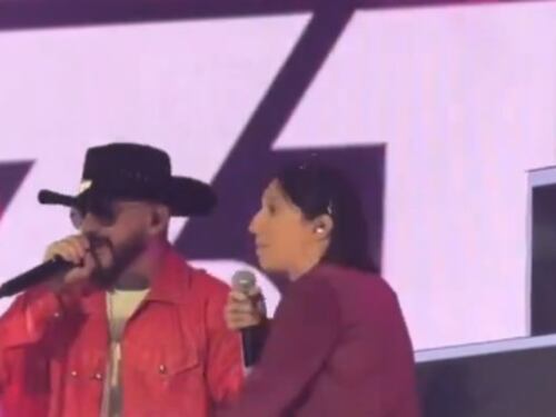 Elly Schlein rapper per una sera: a sorpresa sale sul palco con J-Ax