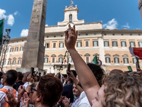"Elezioni subito". Il popolo sovranista assedia la Camera